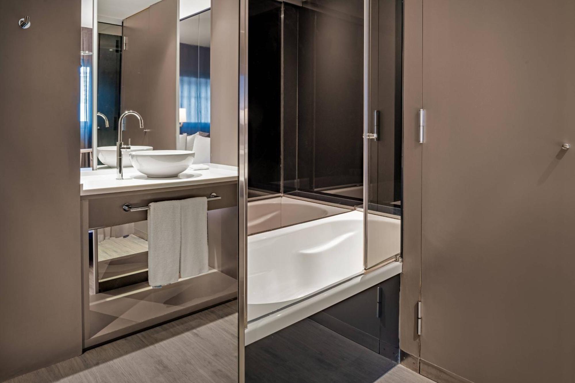 Ac Hotel Sants By Marriott Барселона Екстериор снимка